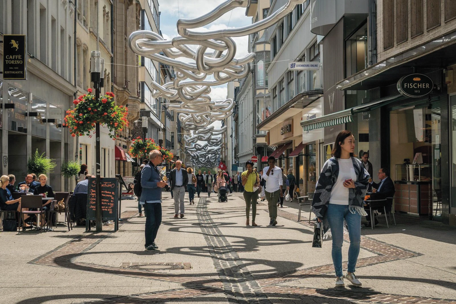 Commerces et passants dans la Grand-Rue à Luxembourg-Ville